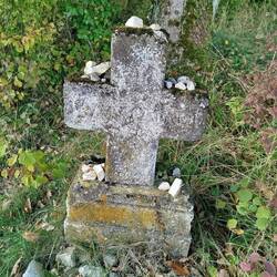 Auf diesem Kreuz legt jeder Pilger einen Stein. Meiner ist der grosse Stein oben links.