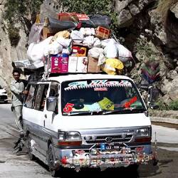 Minibus, auch Van genannt, ohne Mittelgang. Solche Beladung ist nicht selten.