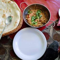 Eine Art Curry an einem Straßenrestaurant