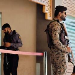 Bewaffnete Polizisten an Check-Points, Flughäfen oder Hotels sind keine Seltenheit.