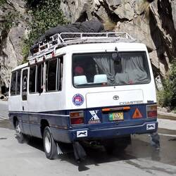 Coaster Bus mit Mittelgang. Ist für Nachtfahrten "bequem"