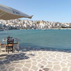 Blick auf den Hafen und die Stadt am Hügel