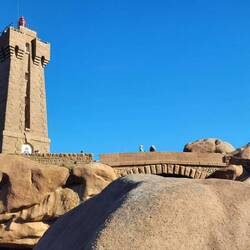 Auf einmal wird es richtig voll. Der Weg zum Leuchtturm ist abenteuerlich.