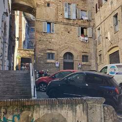 In Perugia ist alles sehr, sehr eng. Aber 5 Autos passen immer hin. Egal wie!