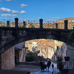 Von diesen Stegen gibt es hunderte in Perugia.