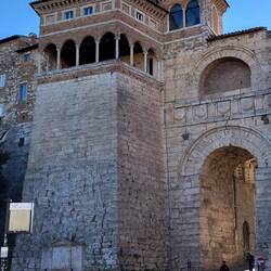 Das Tor Augustowurde 2000 Jahre vor Christus erbaut. Steht immer noch.