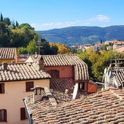 Nach jeder Straßenecke eine andere Sicht auf die Stadt und die Umgebung.