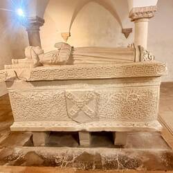 La crypte de l'église et le 4ieme Comte d'Ourèm