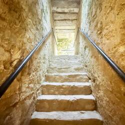 L'escalier qui mène à la citerne