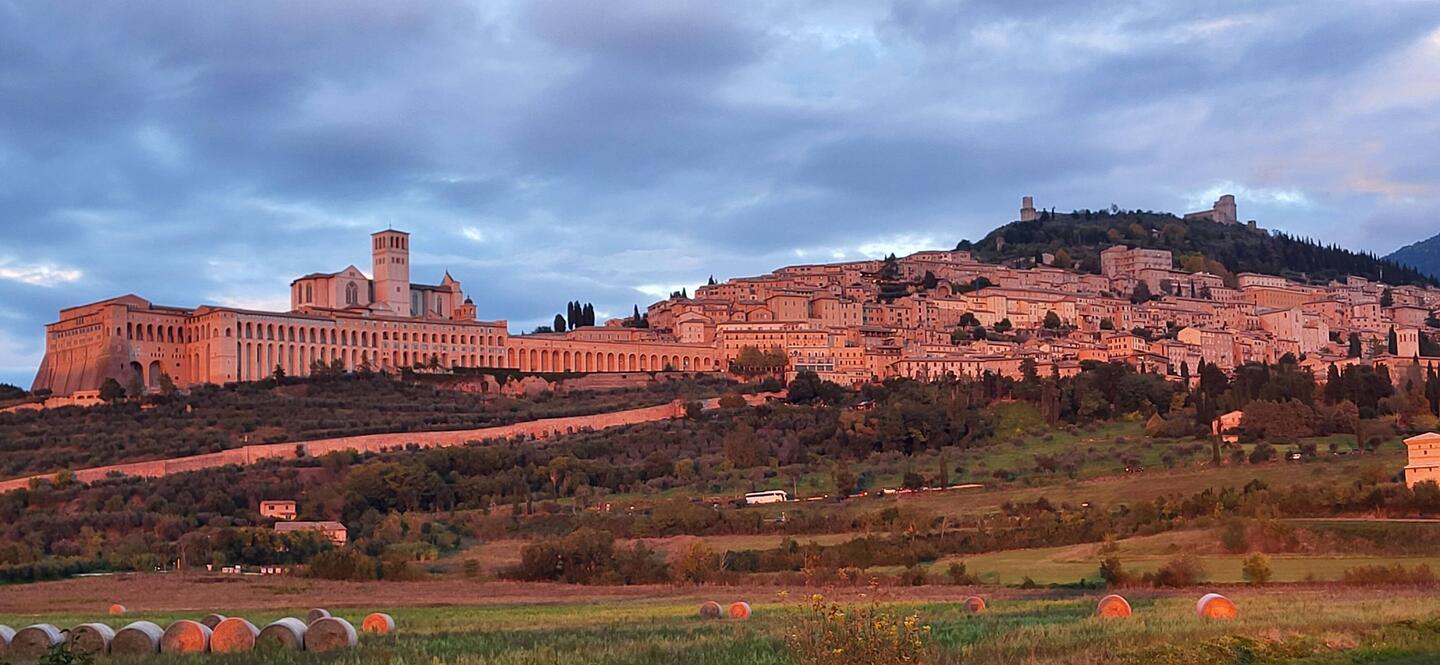 Gesamtansicht von Assisi. Links die Basilika vom Franzl