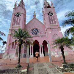 Wer hat schonmal die Gelegenheit eine Rosa Kirche zu besichtigen.