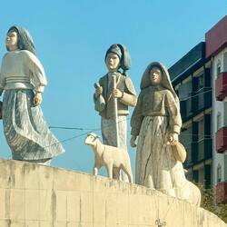 Une statue des 3 petits bergers qui ont vu Fatima