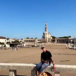 L'esplanade qui est remplie à ras bord de milliers de pèlerins les 13 du mois