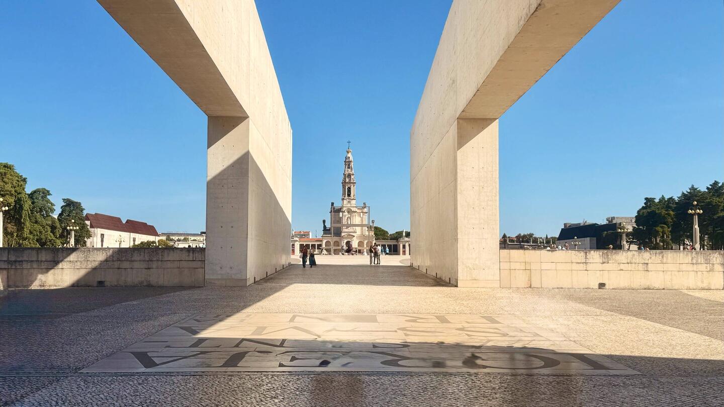 La Basilique Notre Dame du Rosaire vue de la Basilique la Très Sainte Trinité