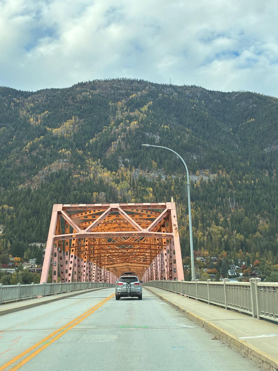 Die berühmte orangefarbene Big Orange Bridge bei Nelson – unser Weg über den Kootenay Lake.