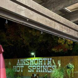 Der Schriftzug der Hot Springs vor herbstlicher Kulisse.