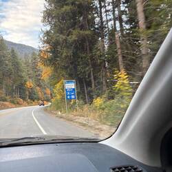 Hinweisschild zum Kokanee Glacier Provincial Park – mitten in der herbstlichen Berglandschaft.