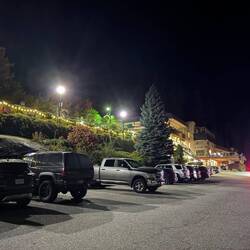 Der Parkplatz unter dem funkelnden Lichterband der Hot Springs bei Nacht.