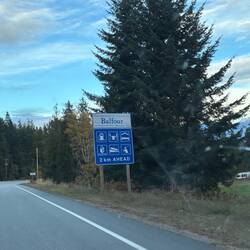 Auf der kurvigen Straße durch die Wälder erscheint das erste Zeichen, Balfour ist nicht mehr weit.