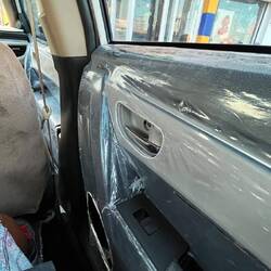 Im Taxi .. alles schön mit Folie , damit da nichts dran kommt