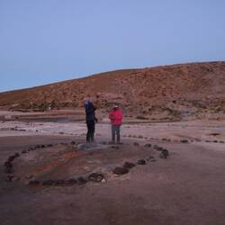 Es ist so kalt, dass wir alles anziehen, was wir haben – Mütze, Handschuhe....