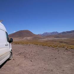 Aussicht vom Frühstücksplatz auf das inzwischen ruhige, ausgestorbene Geysirfeld.