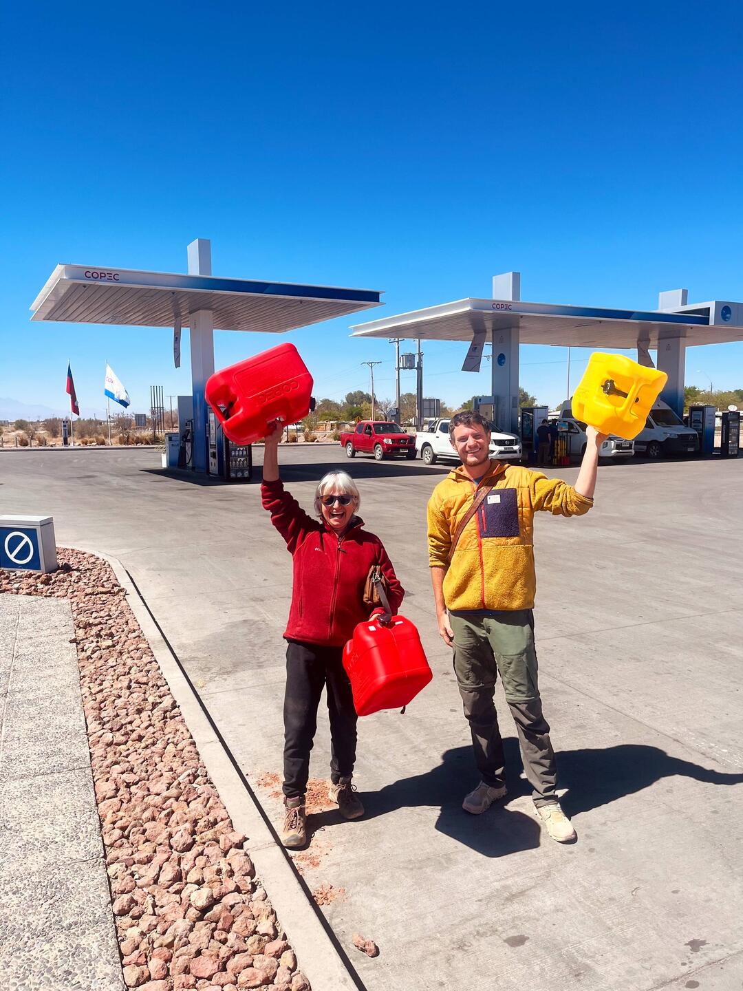 Wir kaufen zusätzliche Dieselkanister und füllen den Tank komplett.