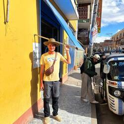 Dillon ist zu gross und muss sich an jedem Marktstand bücken