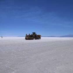 Wir sorgen uns, einzusinken, und treffen auf dem Salar einen Lkw mit Bagger im Schlepptau 🦺