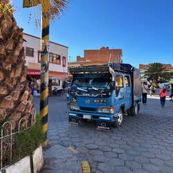 Und parkiert wird überall, auch mitten auf einer Hauptstrasse 🤷🏼‍♀️ Who cares?