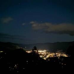 Stille Nacht über der funkelnden Stadt.