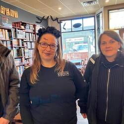 Ein Moment im Board Room Café: Inhaberin, Lea und ein Stück von Tris.