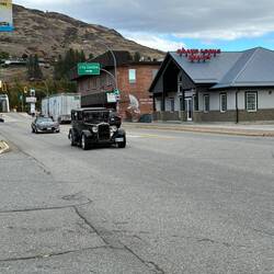 Ein Ford Model A rollt gemütlich durch Grand Forks.