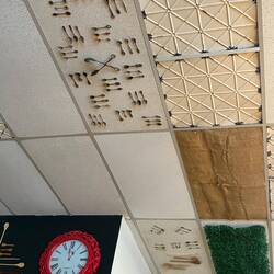 Selbst die Decke ist hier ein Kunstwerk aus Löffeln.