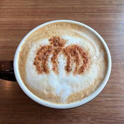 Ein perfekter Pumpkin Spice Latte mit kleiner Kürbis-Verzierung.