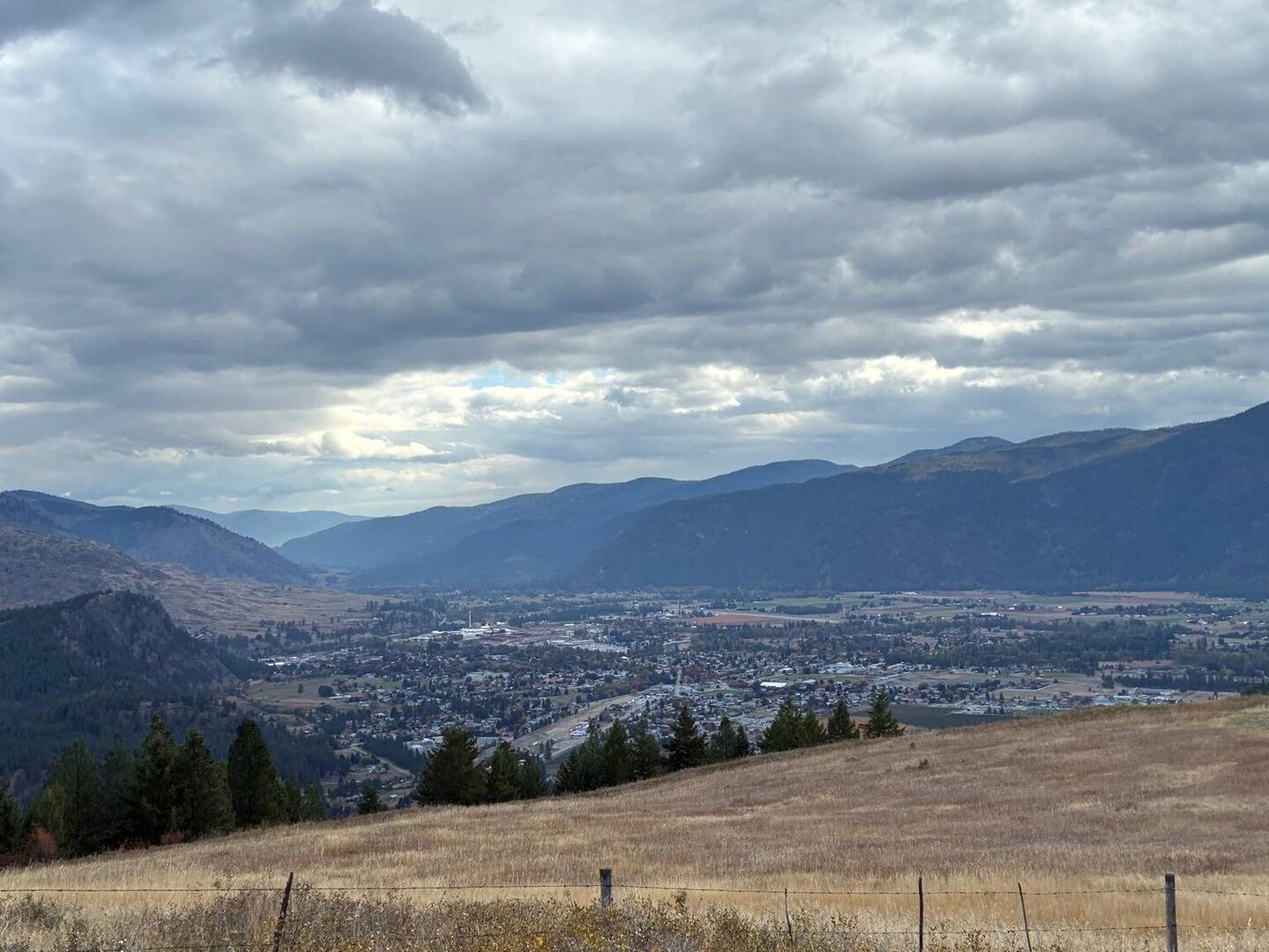 Blick über Grand Forks unter einer dramatischen Wolkendecke.