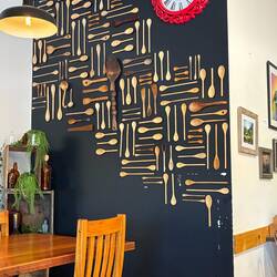 Im Wooden Spoon hängen die Löffel nicht in der Küche, sondern kunstvoll an der Wand.