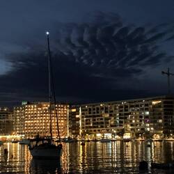 Blick vom Schiff auf das Nachtleben