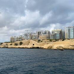 Moderne trifft auf geschichtsträchtiges Gestein