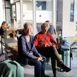 Na twaalf uur vlucht van Schiphol naar Singapore moesten we nog ruim vier uur doorbrengen in de vert