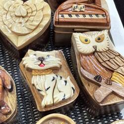 Als je één pootje omhoog haalt kun je het doosje openschuiven