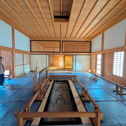 Grosser Saal mit Feuerstelle