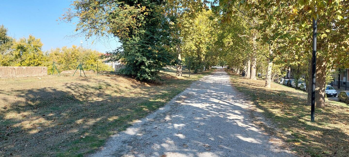 Auf dem Wall links sieht man teilweise die Stadtmauer