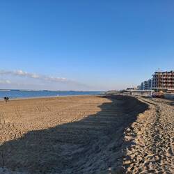 Ein Schutzwall vor Sturmfluten entlang des gesamten Ortes