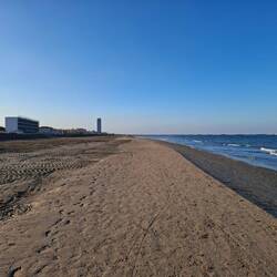 In der Ferne ein Hotelturm