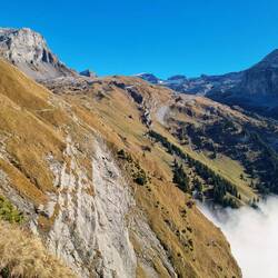 Schon früh sehen wir die Rugghubelhütte.