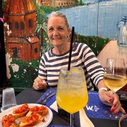 Kleine Stärkung Limoncello Spritz und Bruscetta