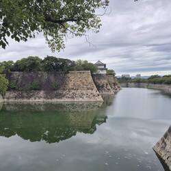 Mit imposanten Wallmauern und Wassergräben