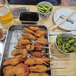 Gemüse ist auch dabei - Lotuswurzeln, Spargel, roter Ingwer und rechts Edamame (Sojabohnen)