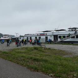 3.00pm sharp, we all arrived to board the barge (@ Kreekraksluizen)